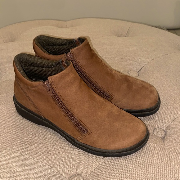 Easy Spirit Booties - Picture 1 of 7